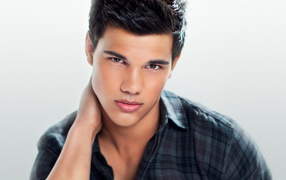 Тэйлор Лотнер