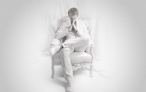 Мужчина в белом