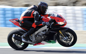 Априлия RSV4 R на соревновании