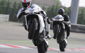 Априлиа RSV4 R на задних колесах