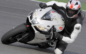Aprilia RSV4 R на повороте