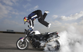 БМВ Ф 800 выписывая трюки