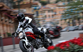 Дукати Монстер 796