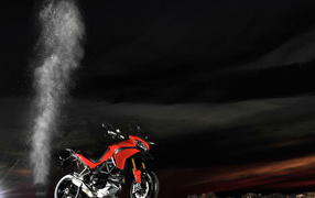 Дукати Мултистрада 1200С в ночи