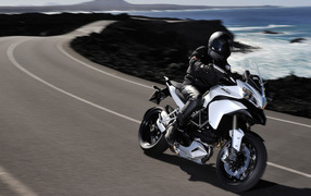 Дукати Мултистрада 1200С движение вдоль побережья