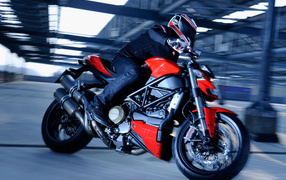 Ducati Streetfigtherx выезжая с парковки