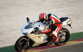 белый Ducatti 848