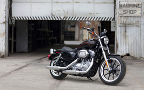 Harley Davidson XL883 SuperLow