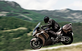 Кавасаки 1400 GTR по дороге