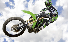 Kawasaki KX250F в прыжке