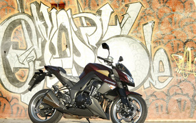 Кавасаки Z 1000 около стены