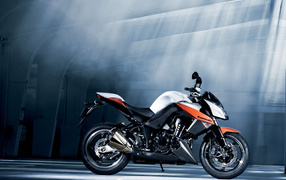 Кавасаки Z1000 в ангаре