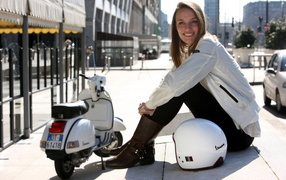 Vespa PX 125 и девушка