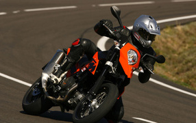 Черный спортивный мопед