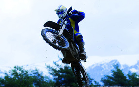 Хьюзаберг FX450 в прыжке