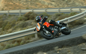 Спортивный байк на дороге