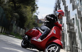 Vespa GTS 125 Super в красном цвете