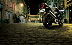 Сузуки GSF 125 Бандит на ночной улице города