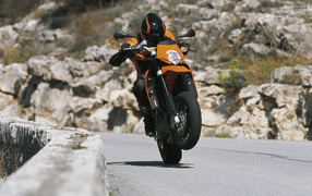 KTM 950SMRx на горной дороге