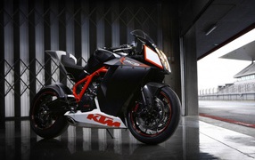 KTM RC8 в боксе