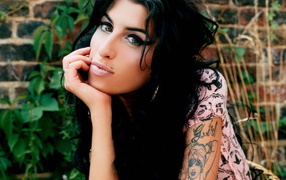 загадочный взгляд Эми Уайнхаус