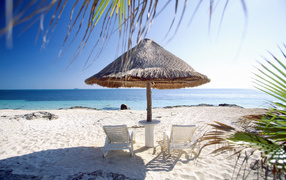 На белом песке