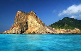 Скалы на берегу