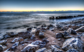 Камни на берегу