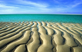 Волнистый песчаный берег
