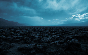 Синее небо над камнями