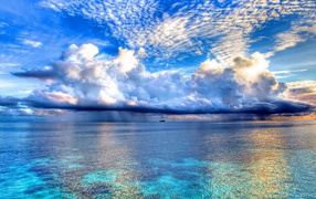 Голубое небо над морем