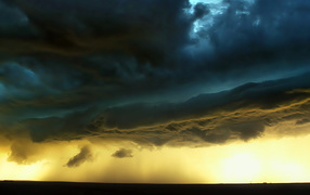 Грозовые тучи на закате