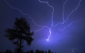 Молния в ночном небе