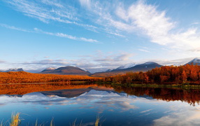 Осенний лес и озеро