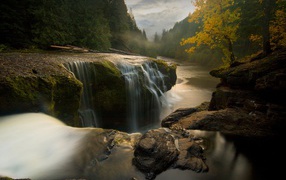 Водопад Lewis River