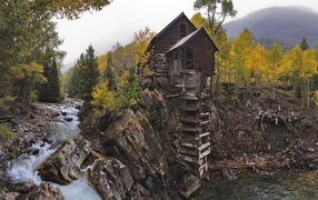 Домик на берегу лесной реки
