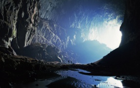 Огромная пещера в горах