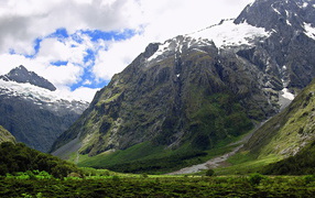 У подножия гор