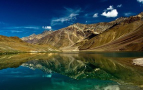 Чистое озеро в горах