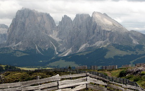 Забор уходящий ввысь