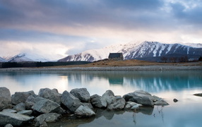 Озеро среди горных вершин
