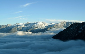 Туман у подножия гор