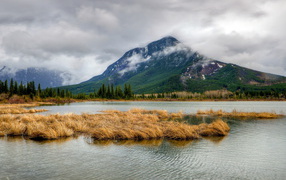 Горные вершины в облаках