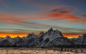 Горный хребет на закате