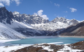 Горы и озеро