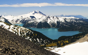 Горы и озеро