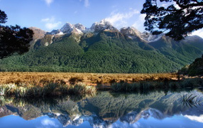 Горы и пруд