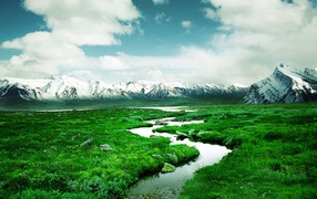 Norwegian mountains - green valley