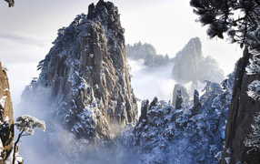 Скалы под снегом