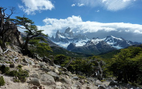 Снежные вершины под облаками